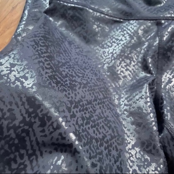 Aerie Offline The Hugger Crackle Navy Leggings   NWT - Picture 4 of 4